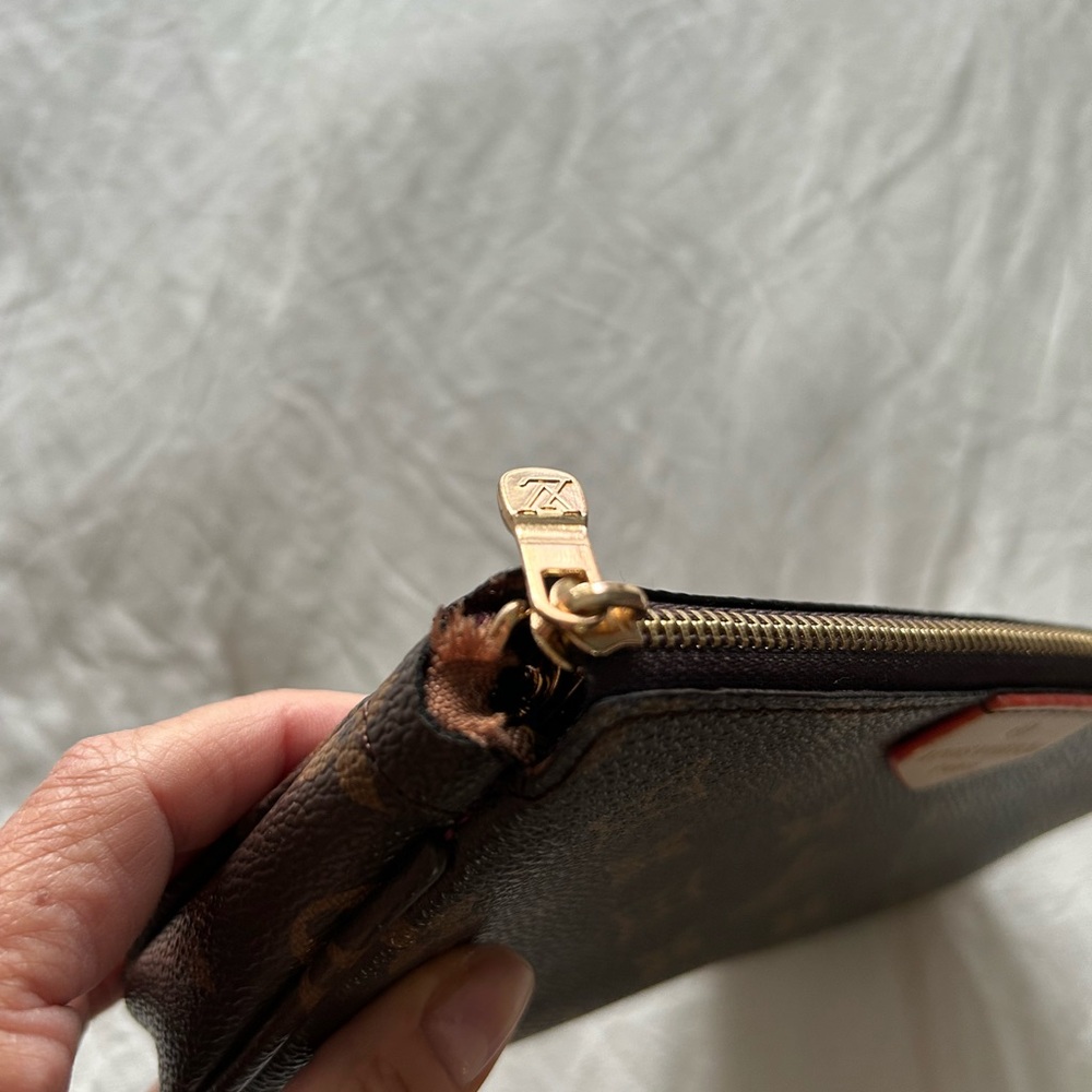 Louis Vuitton Brown Monogram case - Picture 3 of 6